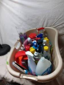 lot 36060 image: Basket full of household cleaning supplies and a few sponges