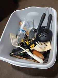 lot 36099 image: lot of kitchen utensils