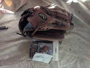 lot 36134 image: Rawlings baseball glove