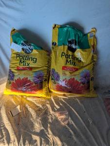 lot 36171 image: 2 Bags of Miracle-gro Potting mix