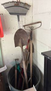 lot 52379 image: Garden Tool Lot 6