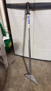 lot 52396 image: Adjustable Razor Floor Scraper