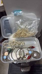 lot 52426 image: Jewelry Lot with Pearls Beads Bracelets Pendants and Accessories