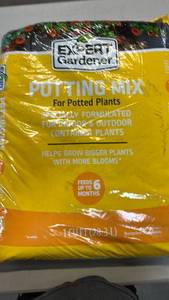 lot 2042 image: Expert Gardener Potting Mix For Potted Plants 1 cu ft (28.3L)