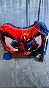 lot 3065 image: Spider-Man Ride-On Suitcase with Wheels and Handle