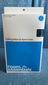lot 8033 image: Room Essentials Grilling Mitts & Apron Set 3 Piece 14 in