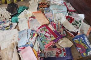 lot 3557 image: Vintage Hankies and Gloves