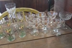 lot 3588 image: Vintage Gold Leaf Champagne Glasses & More