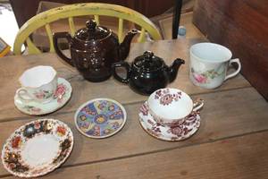 lot 3598 image: Vintage Made in Japan Teapot and More