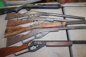 lot 3599 image: Vintage Toy Guns