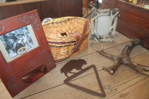 lot 3614 image: Picture Frames and More Home Dcor