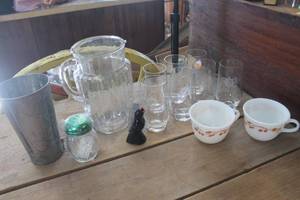 lot 3625 image: Vintage Pie Bird, Pyrex Coffee Cups & More