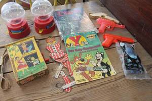 lot 3635 image: Antique German Comic Book, Gum Ball Toy Machine & More