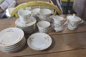 lot 3642 image: Vtg. Arlen Made in Japan Tea Cups, Saucers & More needs cleaning