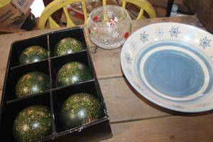 lot 3650 image: Christmas Dcor Balls and Serving Bowls