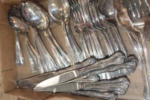 lot 3660 image: Flat of Vintage Silverware