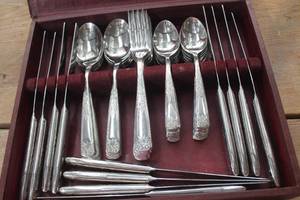 lot 3665 image: Vintage Silverware in Box