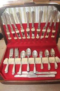 lot 3668 image: Vintage Silverware in Wood Storage Box