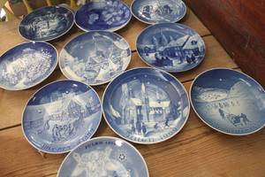 lot 3674 image: Vintage Made in Germany & More Christmas Dcor Plates