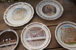 lot 3678 image: Vintage Religious Dcor Plates
