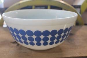 Vintage Pyrex Blue Polka Dot 2 1/2 Qt. Bowl  no chips/cracks