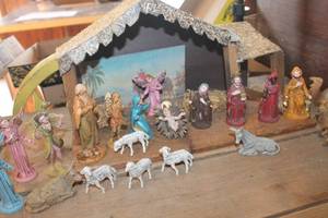 lot 3685 image: Antique Made in Italy Nativity Set wextra pieces