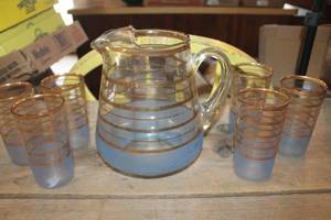 lot 3694 image: Vintage MCM Pitcher and Glasses no chips or cracks