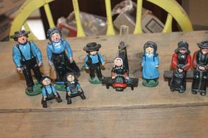 lot 3697 image: Vintage Cast Iron Amish Figures & More