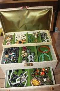 lot 3724 image: Vintage Jewelry Box with Contents