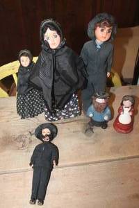 lot 3727 image: Vintage Amish Dolls one with damage