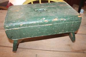 lot 3750 image: Primitive Green Step Stool