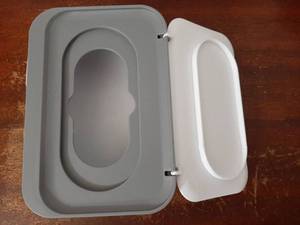 lot 28811 image: Wipes Dispenser, Wipe Holder for Baby & Adult, Seposeve Refillable Baby Wipe Container, Keeps Wipes Clean. Non-Slip, Easy Pull Wipes Pouch Case, Grey - Retail $8