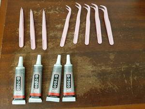 lot 28888 image: B7000 Adhesive Glue 0.5 fl oz 15mL 4-Pack with Tweezers Set Lot includes four tubes of B7000 adhesive glue, 0.5 fl oz (15mL) each. - Retail $10