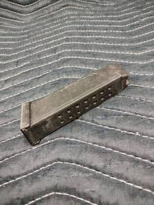 lot 13994 image: polymer-and-steel-lined factory Glock 17 9mm detachable pistol magazine