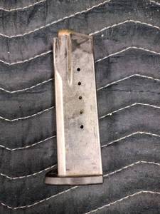 lot 27961 image: Smith and Wesson stainless steel metal pistol magazine with rounds