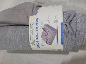 lot 21182 image: New Hudson &amp Main Cooling Throw