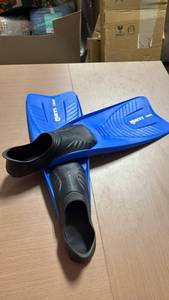 lot 225 image: Mares Closed Foot Fins Blue Black Size Large - Retail $0