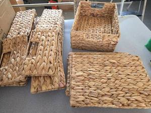 lot 681 image: Six Pieces Small Woven Storage Baskets, Collapsible  - Retail $0