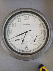 lot 722 image: 18 Battery Powered Clock, Missing One Battery Cover See Photos  - Retail $0