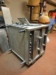 lot 4222 image: Bakers Pride Oven Co. Convection Oven - Model DP2
