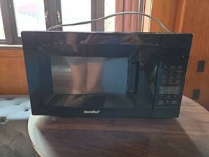 lot 8738 image: Comfee Microwave Oven 0.7 Cu Ft With Hamilton Beach Toaster - Model EM720CPL-PMB