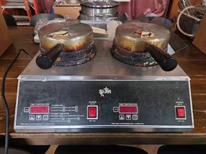 lot 8752 image: Star Mfg Dual Warmer w Cast Iron Skillets Model B7R2E