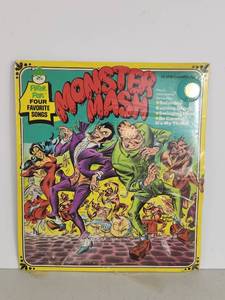 lot 102 image: Vintage Monster Mash 45 RPM Extended Play Record F1280
