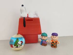 lot 114 image: Peanuts Snoopy Red Doghouse Bank Lot 1978 Ornament