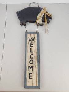 lot 138 image: Vintage Wood Painted Pig Welcome Sign Wall Hanging with Decorative Wood Plank