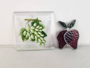 lot 151 image: Pair of Glass Stained Glass Suncatcher and Hand Painted Grapes Wall Hang