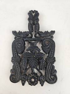 lot 162 image: Vintage Cast Iron Trivet Grapes