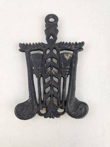 lot 163 image: Vintage Cast Iron Trivet&nbsp