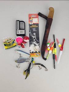 lot 188 image: Vintage Fishing Lot Lure Bobbers and More