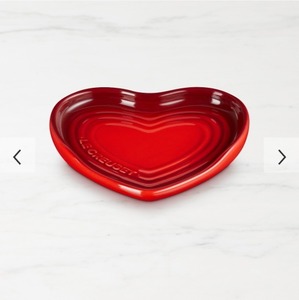 lot 569 image: Le Creuset Stoneware Heart Shaped Spoon Rest